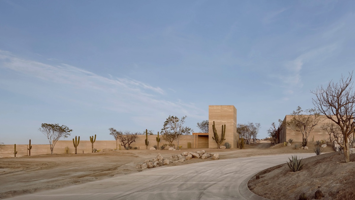 A striking desert-modernist entrance welcomes guests to the Cabo Sports Complex—where world-class tennis meets elevated lifestyle experiences. Image Credit: © César Béjar